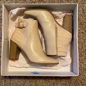 Crème brûlée zip up booties